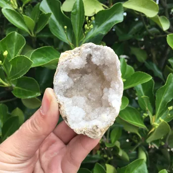  Natūralus agatas geode kristalų skylę Mineralinių pavyzdys yra švarus kristalų grupių labai gražus maži akmenys ir kristalai